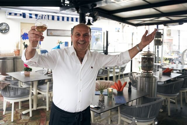 Vassilis Sakkalis lädt auf ein Glas Wein ein in seinem „Hof“ der Taverna Avli in Bochum