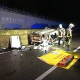 BAB 448, PKW auf dem Dach, Stadt Bochum Feuerwehr und Rettungsdienst