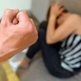 Eine Frau versucht, sich vor Gewalt zu schützen (Symbolbild). 485 Mal musste die Polizei im Kreis Unna in diesem Jahr bis Ende Oktober einschreiten.
