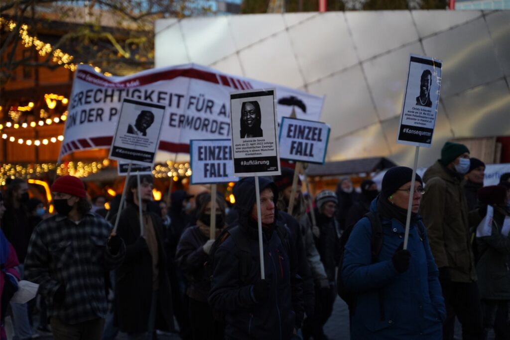 Zum Ende der Demo zogen die Teilnehmenden auch am Weihnachtsmarkt vorbei. Zum Ende der Demo zogen die Teilnehmenden auch am Weihnachtsmarkt vorbei.