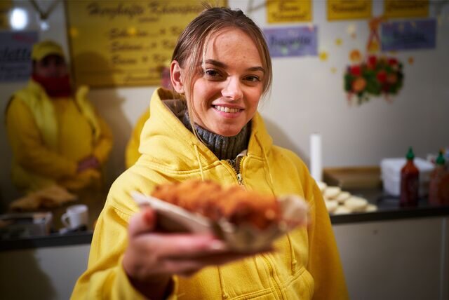 Pauline Schäfer hat einen der außergewöhnlichsten Essensstände auf dem Dortmunder Weihnachtsmarkt 2022.