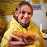 Pauline Schäfer hat einen der außergewöhnlichsten Essensstände auf dem Dortmunder Weihnachtsmarkt 2022.