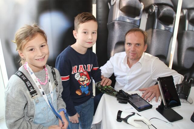 Bei Simon Rosewich (r.) konnte der achtjährige Ben (Mitte) seine individuelle Finger-Arm-Prothese ausprobieren. Darüber freute sich auch Schwester Sophia.