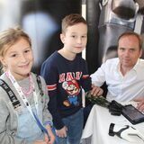 Bei Simon Rosewich (r.) konnte der achtjährige Ben (Mitte) seine individuelle Finger-Arm-Prothese ausprobieren. Darüber freute sich auch Schwester Sophia.
