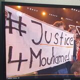 Auf einem Plakat im Publikum der TV-Show „Wetten, dass…?“ wurde „Gerechtigkeit für Mouhamed“ gefordert, für jenen 16-Jährigen, der Anfang August bei einem Polizei-Einsatz durch Schüsse tödlich verletzt worden war.