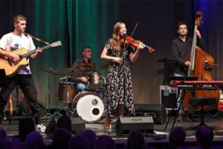 Jördis Tielsch und ihre Begleitung begeisterten beim KfU-Konzert am Samstagabend in der Fröndenberger Kulturschmiede.