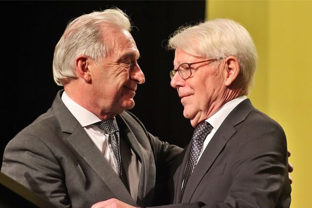 Dr. Reinhold Lunow umarmt Dr. Reinhard Rauball.
