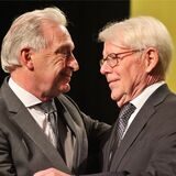Dr. Reinhold Lunow umarmt Dr. Reinhard Rauball.