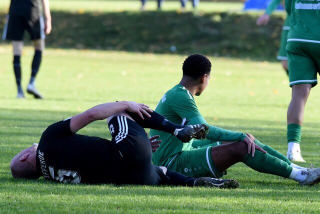 Marko Schott (l.) und der SV Afferde lagen nach hartem Kampf am Boden.