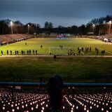 Rund 20 000 Grabkerzen stehen auf den Rängen des Stadions am Schloss Strünkede.