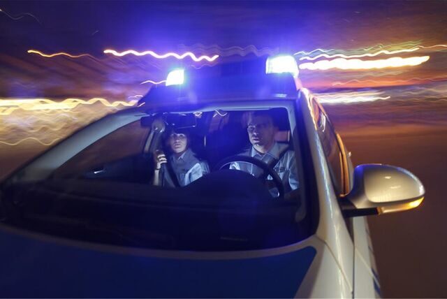 Zwei Polizeibeamte in einem Auto