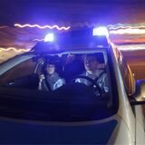 Zwei Polizeibeamte in einem Auto