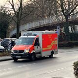 Nach einem Unfall am Südring in Unna sind Rettungsdienst und Polizei im Einsatz