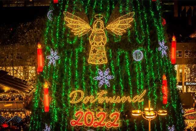 Der Dortmunder Weihnachtsbaum 2022 leuchtet und damit ist der Weihnachtsmarkt auch offiziell eröffnet.