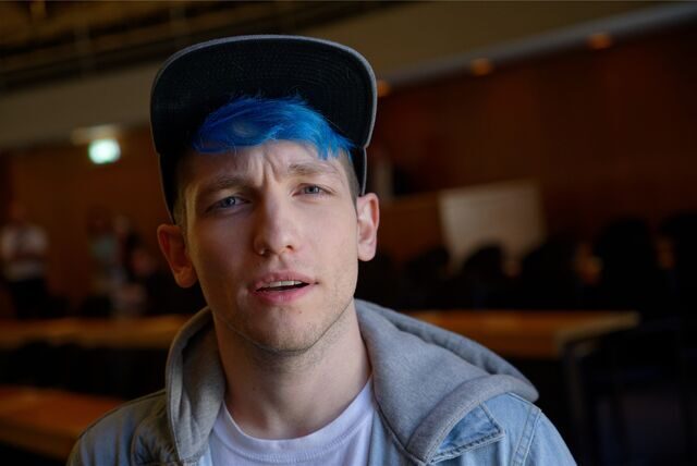 Youtuber Rezo steht in einem Veranstaltungssaal