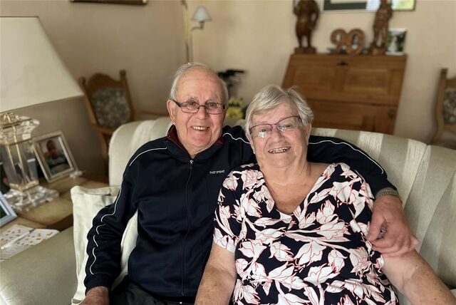 Heinz und Elsbeth Slominski sitzen in ihrem Wohnzimmer auf dem Sofa. Er hat den Arm um sie gelegt. Seit 70 Jahren sind sie glücklich verheiratet.