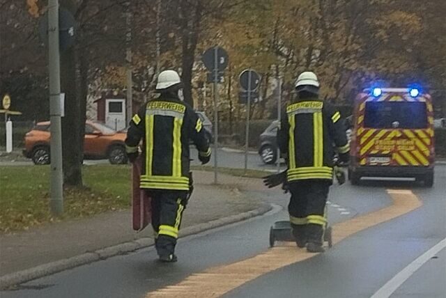 Feuerwehr streut auf der Netteberger Straße eine Ölspur ab.