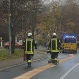 Feuerwehr streut auf der Netteberger Straße eine Ölspur ab.