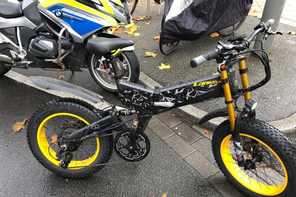 Motorisiertes Fahrrad bei einer Verkehrskontrolle Motorisiertes Fahrrad bei einer Verkehrskontrolle