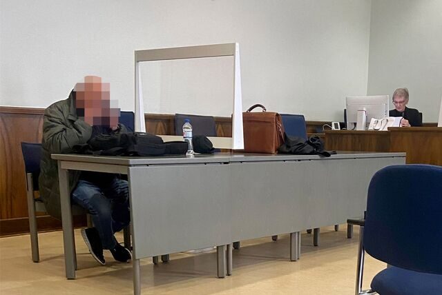 Gerichtssaal: Der Angeklagte beim Prozess