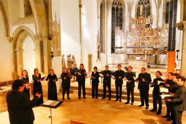 Das Vokalensemble „Vocibus Novis“ unter Leitung von Johann-Ardin Lilienthal beim Konzert zum Ende des Kirchenjahres in St. Viktor.