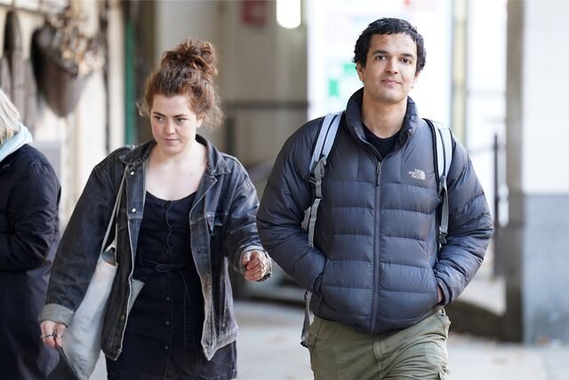 Die Demonstranten von Just Stop Oil, Emily Brocklebank, 23, und Xavier Gonzales-Trimmer, 21, verlassen das Westminster Magistrates‘ Court in London.