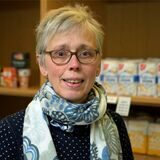 Dorothea Pieper im „Laden“ der katholischen St. Marien-Gemeinde im Pfarrzentrum St. Marien.