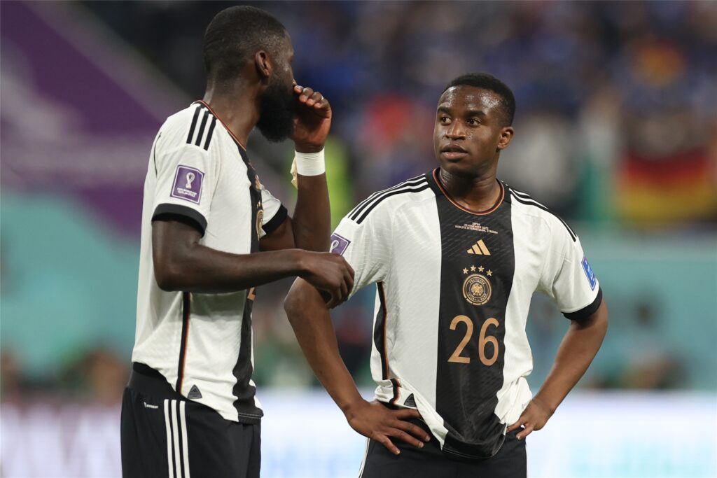 Youssoufa Moukoko im Gespräch mit Antonio Rüdiger. Youssoufa Moukoko im Gespräch mit Antonio Rüdiger.
