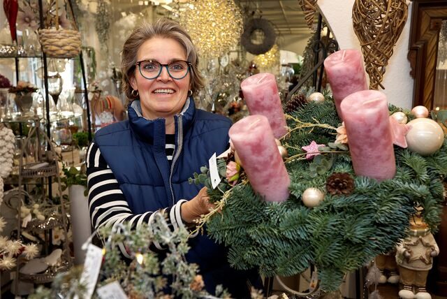 Christiane Losch, Inhaberin von Blumen Angela, zeigt eins der Adventskranzmodelle, die im Trend sind.