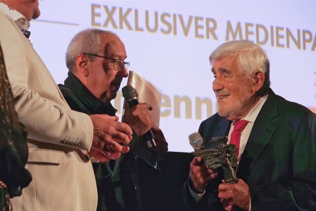 Mario Adorf (r.) freute sich sichtlich über die Nike von Künstler Andrzej Irzykowski (l.). Der Schauspieler erhielt den Preis fürs Lebenswerk.