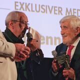 Mario Adorf (r.) freute sich sichtlich über die Nike von Künstler Andrzej Irzykowski (l.). Der Schauspieler erhielt den Preis fürs Lebenswerk.