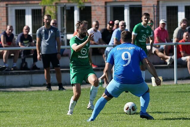 Der SVF Herringen – hier im Pokal gegen die SG Massen –  hat die Trainerfrage mit  Sven Pahnreck (hinten l.) für die nächste Saison geklärt.