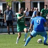 Der SVF Herringen – hier im Pokal gegen die SG Massen –  hat die Trainerfrage mit  Sven Pahnreck (hinten l.) für die nächste Saison geklärt.