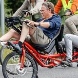 Ein E-Bus und Radfahrer.