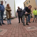 Schauspieler Fabian Busch tauft seine Platte mit Sekt. Das freut (v.l.) Cineworld-Chef Lutz Nennmann, Schauspielerin Nina Petri, Künstler Andrzej Irzykowski, einen Mitarbeiter der Märkischen Tiefbau, Sonja Hofmann und Paula Döring (Kinofest).