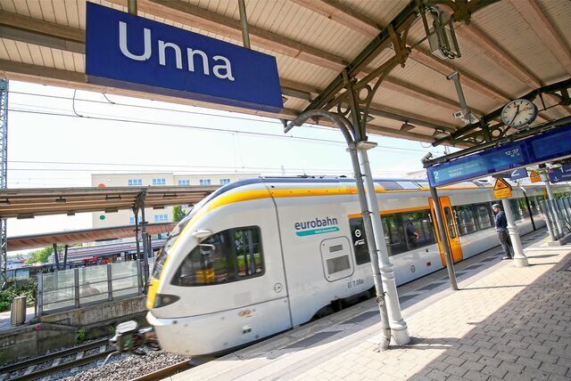 Ein einfahrender Zug am Bahnhof Unna.
