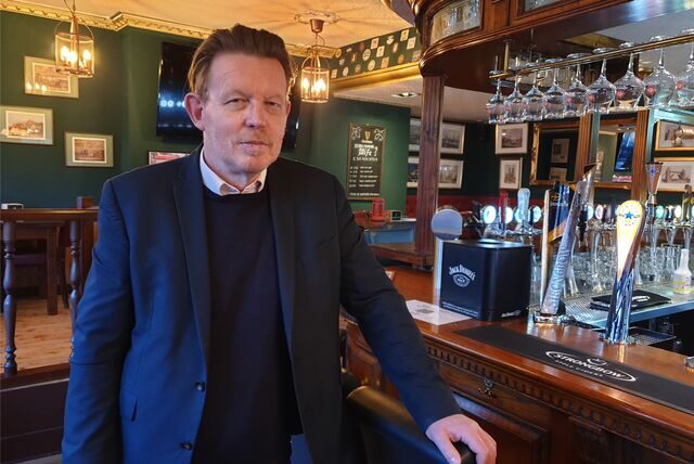 Charles Gardener in seinem Pub
