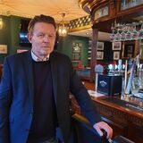 Charles Gardener in seinem Pub