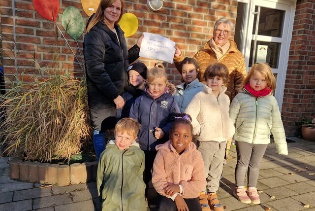 Satte 420 Euro haben die Kinder des HEV-Kindergartens mit dem Verkauf von gebackenen Martinsgänsen in Plätzchenform eingenommen. Das ist mehr als bei den Aktionen in den Vorjahren zusammenkamen. Darüber freuen sich Anna Fechner (links) vom Kindergarten und Gerda Peine von der Schulmaterialkammer des evangelischen Kirchengemeinde Holzwickede und Opherdicke.