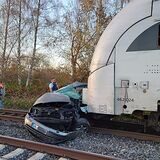 Der Zug des Betreibers „National Express“ hat das Auto vom Bahnübergang Südkamener Straße rund 150 Meter mitgeschleift.
