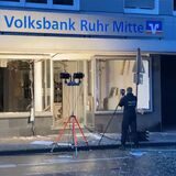 Ein Polizist macht Aufnahmen von der verwüsteten Volksbank-Filiale in Herten.
