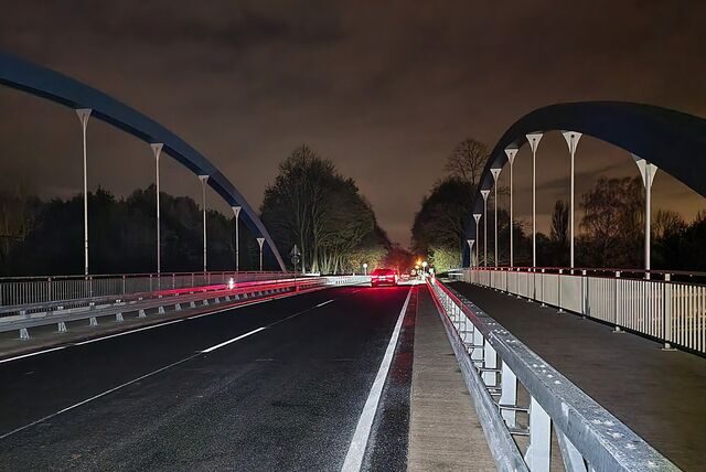Die ersten Autos rollten am Freitag ab 5 Uhr über die neue Brücke.