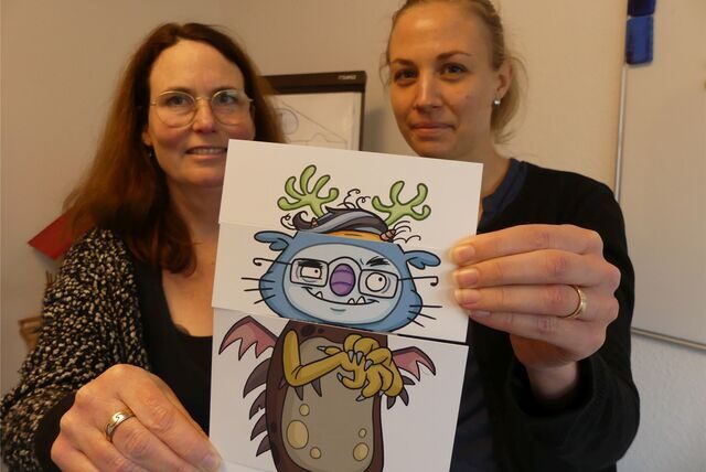 „Monster“-Karten für Kindergarten und Grundschule: Schutz vor sexuellem Missbrauch fängt schon früh an, wissen Dr. Henriette Schildberg (l.) und Hannah Westermann vom Kinderschutzbund Unna.