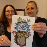 „Monster“-Karten für Kindergarten und Grundschule: Schutz vor sexuellem Missbrauch fängt schon früh an, wissen Dr. Henriette Schildberg (l.) und Hannah Westermann vom Kinderschutzbund Unna.