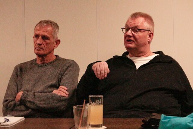 Fußballkreis-Chef Michael Allery (r.) sitzt neben dem Vorsitzenden des Kreissportgerichts Unna-Hamm, Michael Zahorodnyj.