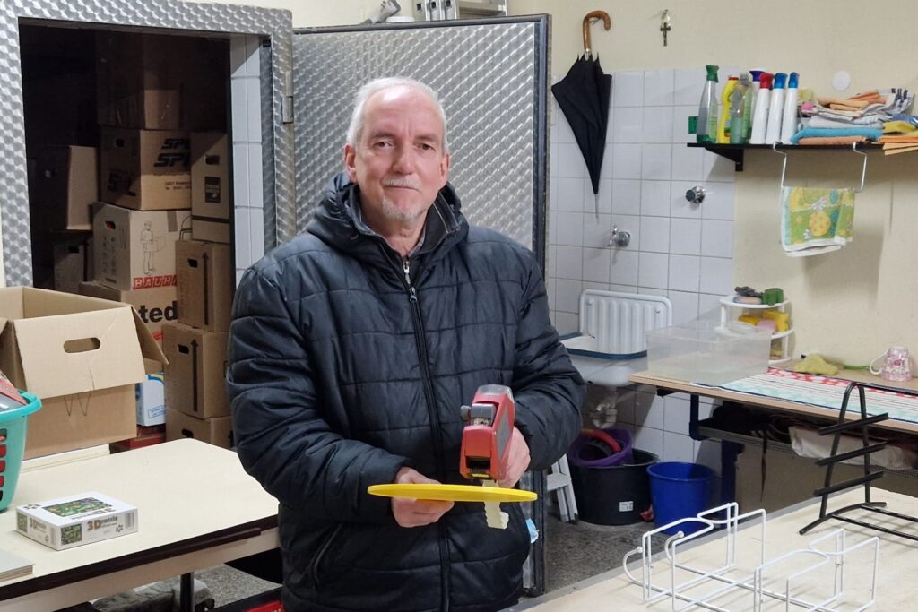 In der Werkstatt des Kaufnett werden die Sachspenden geprüft. Sind sie für gut befunden, werden sie mit Preisen etikettiert, wie hier von Mitarbeiter Gerhard Hoffmann.