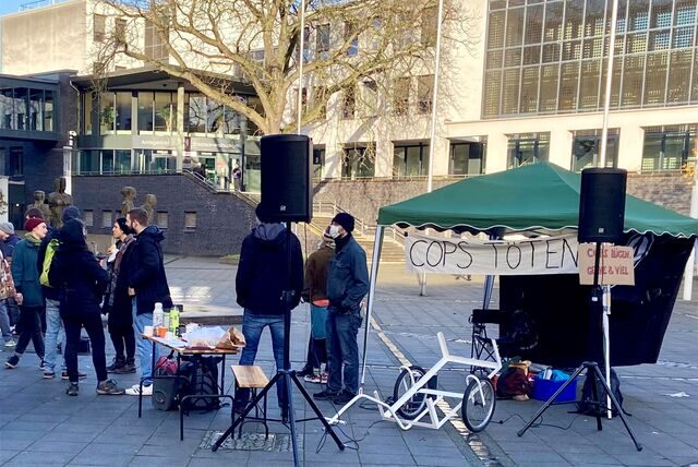 Mitglieder des Solidaritätskreis Mouhamed demonstrierten am Freitag (25.11.) vorm Amtsgericht und stellten sich auf die Seite der Angeklagten.