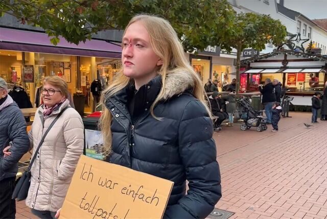 Geschminkte Frau liegt auf dem Boden