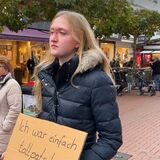 Geschminkte Frau liegt auf dem Boden