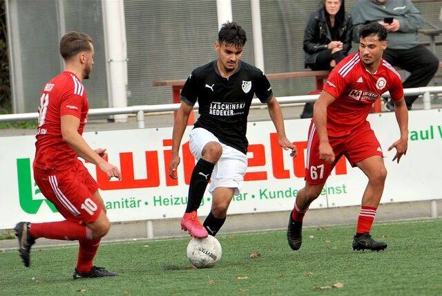 Alexandru-Daniel Chiriac (M.) und BW Alstedde bekommen es am Sonntag mit dem FC Roj zu tun.